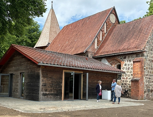 LEADER Projekt in Roggendorf: Sanierter Kirchturm und modernisiertes Gemeindehaus feierlich eingeweiht