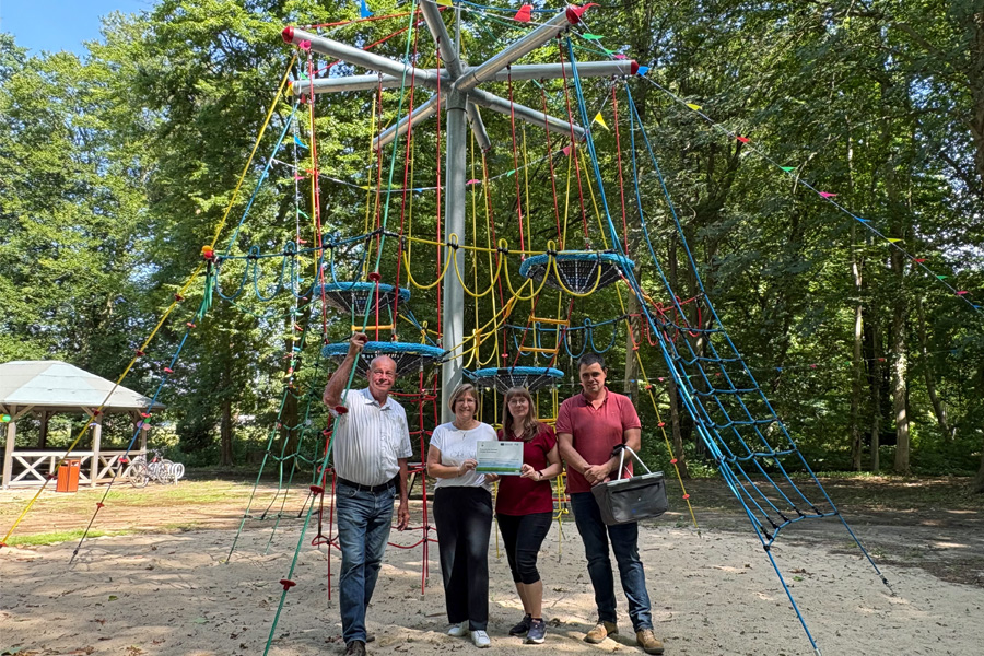 Neuer Treffpunkt im historischen Park in Waschow